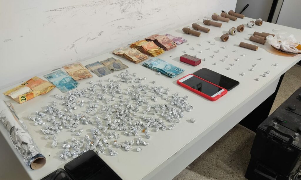 Policia desarticula pontos de trafico de drogas e apreende mais de 400 pedras de crack no Santa Maria e1619700707991