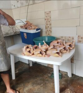 Policia flagra abatedouro clandestino de aves em Itabaianaa