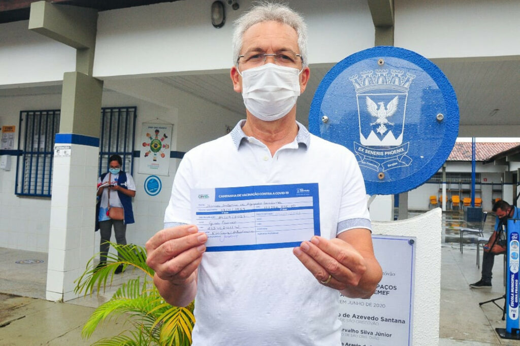 Prefeito de Sao Cristovao recebe primeira dose de vacina contra covid 19