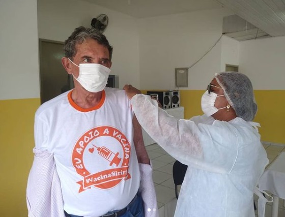 Prefeito de Siriri recebe segunda dose da vacina contra a covid 19