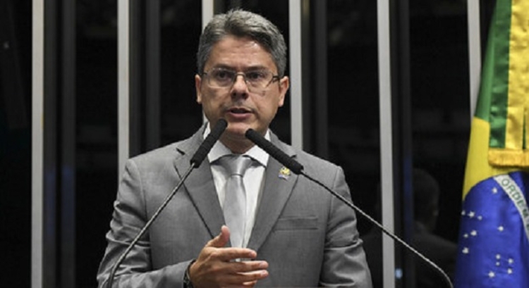 Projeto de compra de vacina por empresas e oportunismo diz Alessandro Vieira