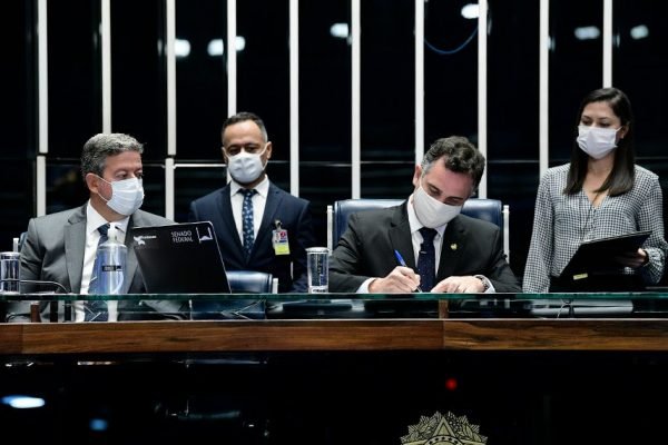 Senado apresenta PEC para restringir decisoes de ministros do STF