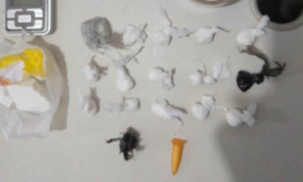 Suspeito de trafico de drogas e preso pela PM no bairro Capucho