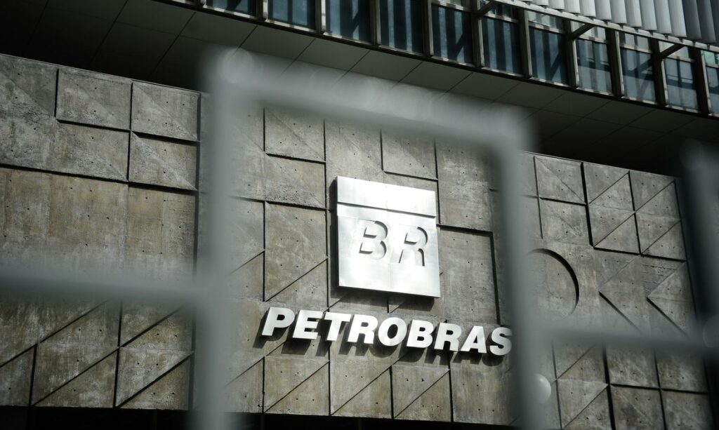 TCU pede explicacao da Petrobras sobre contratos milionarios para assessoria na epoca da Lava Jato diz colunista