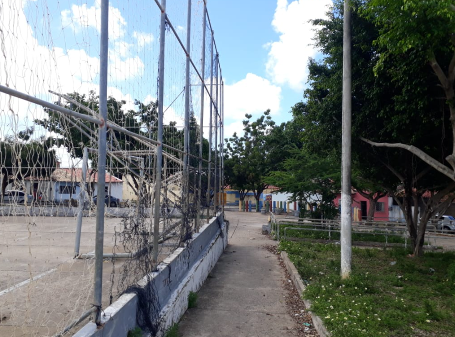 Totalmente abandonada diz leitor sobre situacao de praca no Santa Maria