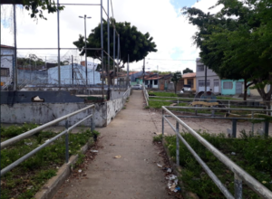 'Totalmente abandonada', diz leitor sobre situação de praça no Santa Maria 4 Totalmente abandonada diz leitor sobre situacao de praca no Santa Maria3