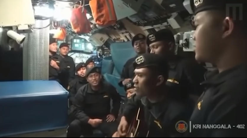 Video mostra tripulacao de submarino naufragado cantando musica de adeus para comandante