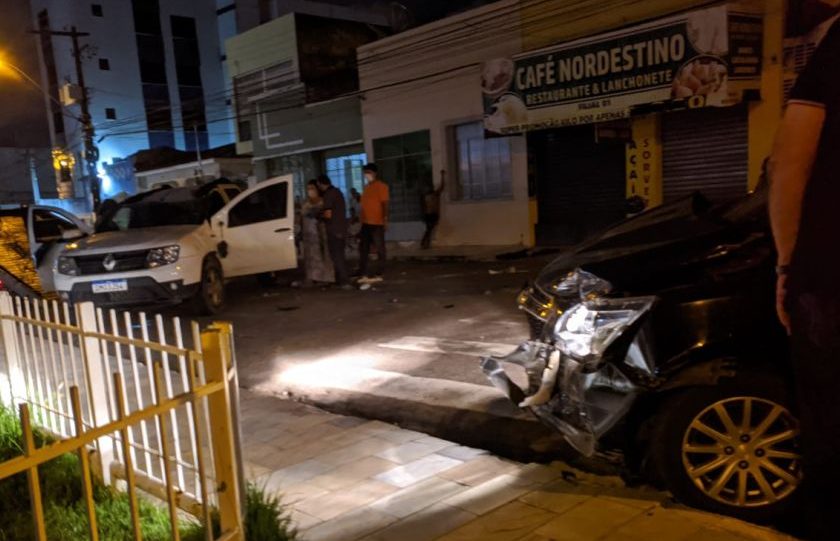Acidente de carro deixa duas pessoas feridas no bairro Sao Jose e1622026894543