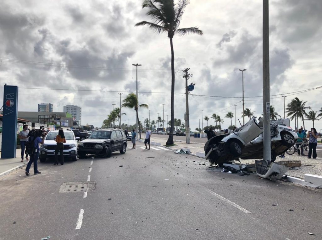 Acidente envolvendo tres veiculos deixa uma pessoa ferida na Orla de Aracaju