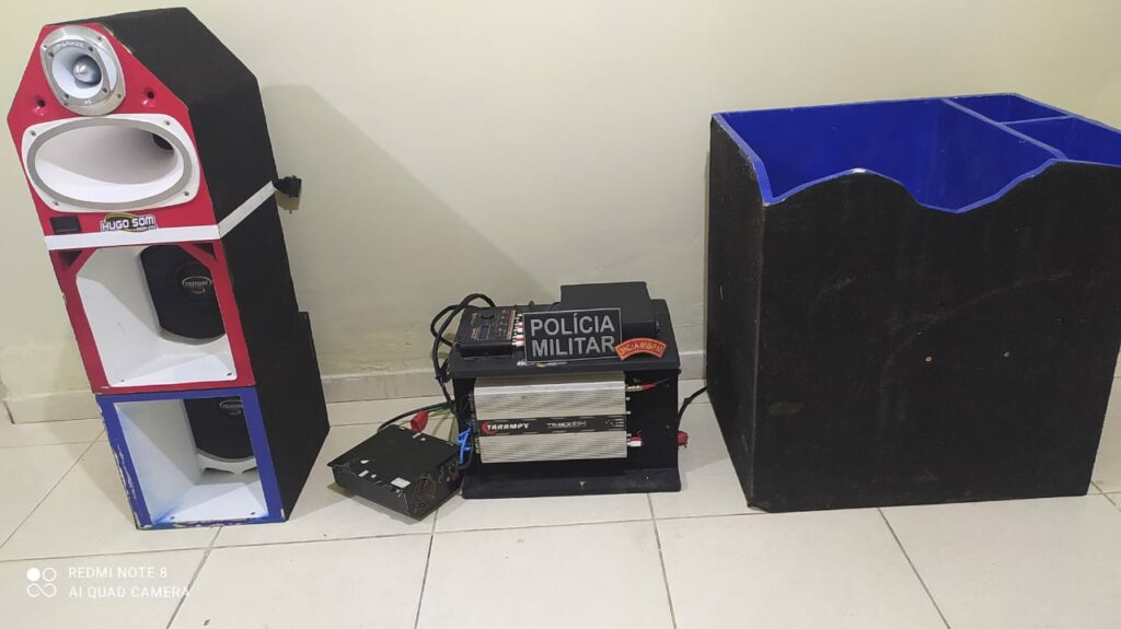 Aparelho de som e apreendido apos denuncia em Umbauba
