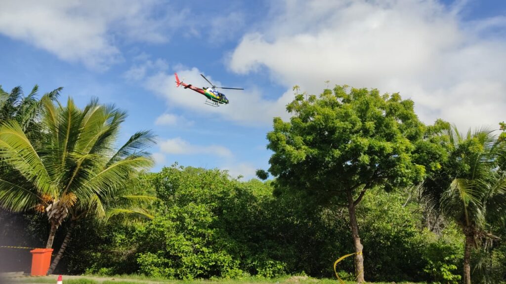 Apos as buscas motor da aeronave e parte do corpo do piloto sao encontrados em manguezal da Atalaia