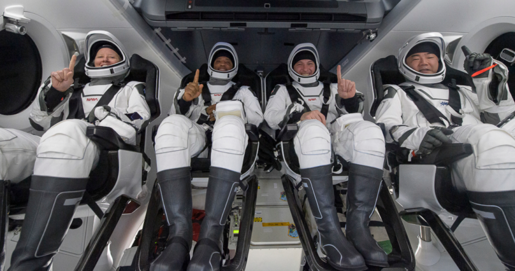 Astronautas voltam a Terra apos quase seis meses na Estacao Espacial Internacional veja video