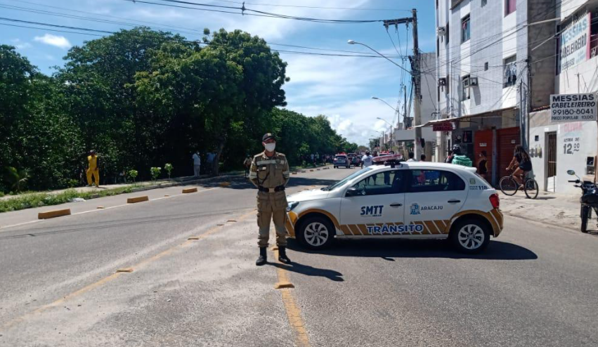 Avenida na Coroa do Meio e bloqueda por conta de acidente com aeronave agentes da SMTT estao no local