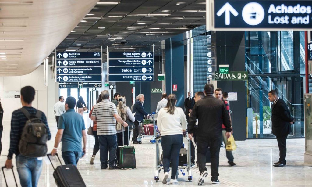 Aviao com 106 brasileiros deportados do EUA pousa hoje em BH