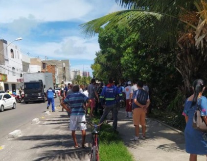 Aviao de pequeno porte cai dentro de mangue no bairro Atalaia em Aracaju