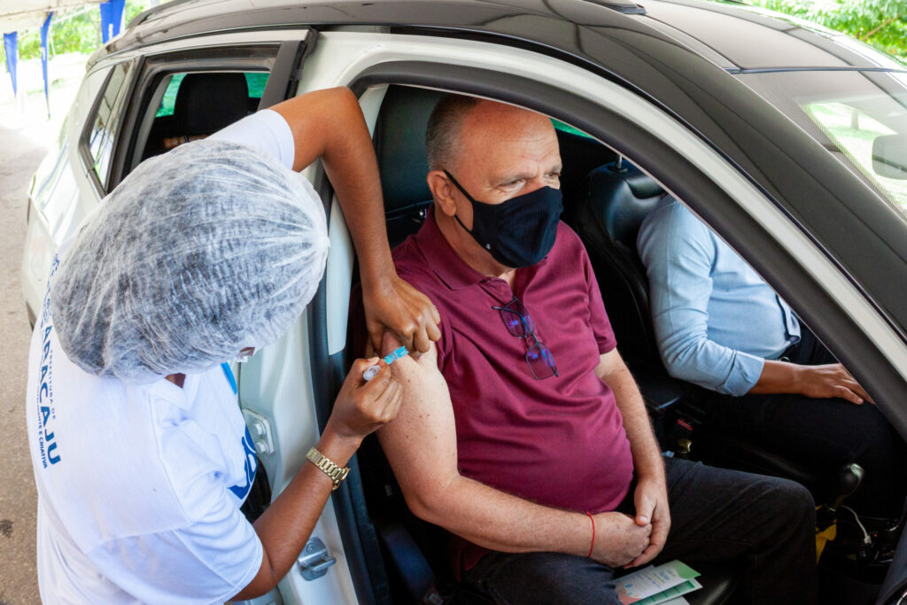 Belivaldo recebe segunda dose de vacina contra covid 19