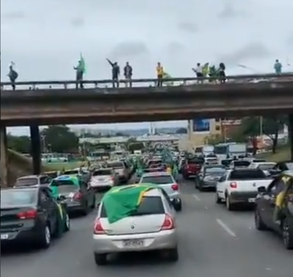 Bolsonaro sobrevoa Espalana dos Ministerios de helicoptero em dia de manifestacoes 1