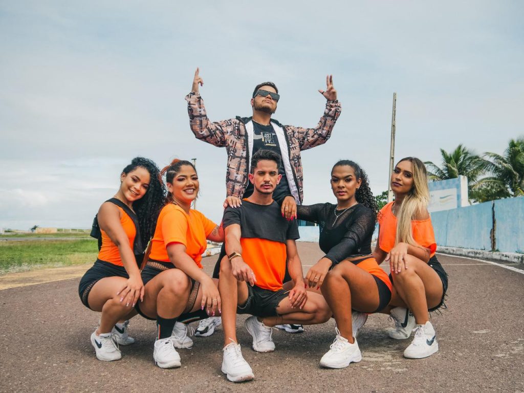 Cantor sergipano Oliver Barcelos lanca coreografia oficial do hit Superei no YouTube nesta terca feira 25