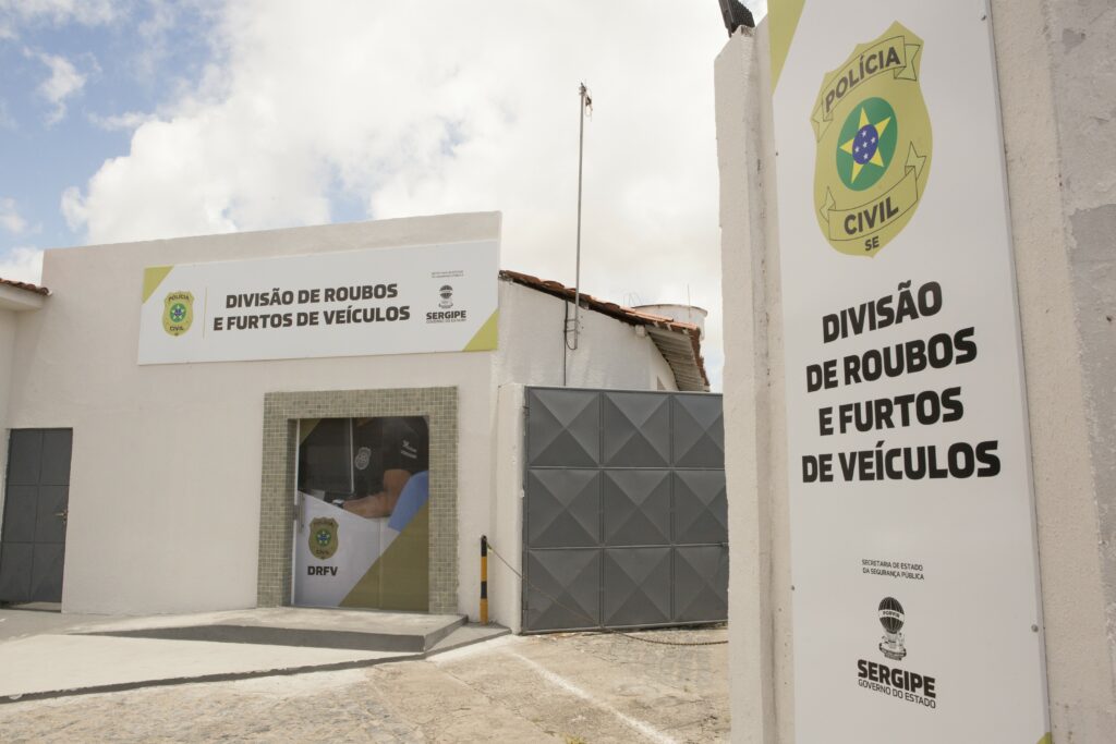 Casal e preso por trafico de drogas e corrupcao de menores no bairro Olaria