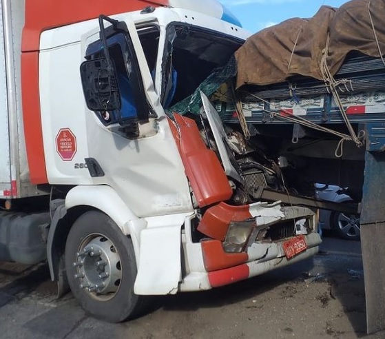 Cinco veiculos se envolvem em acidente na BR 101 em Maruim