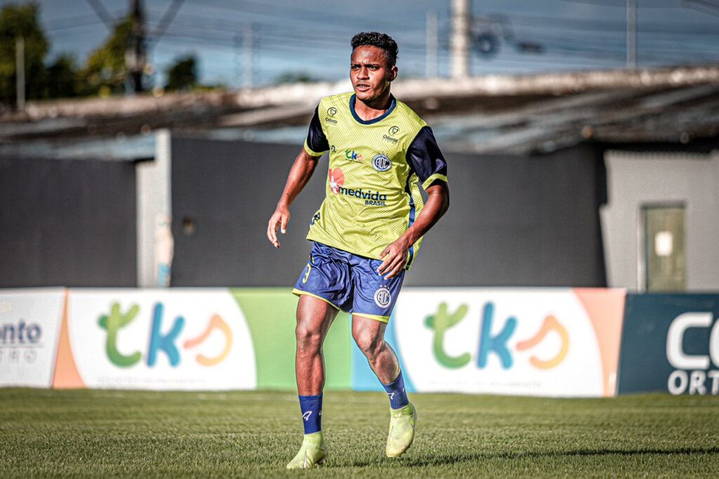 Confianca anuncia antecipacao do fim do contrato com lateral Nailton