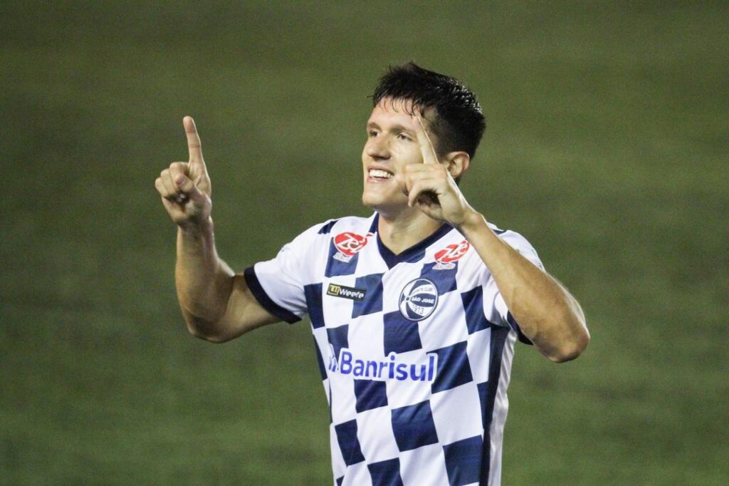 Conhecido do tecnico Rodrigo Santana Confianca anuncia contratacao do zagueiro Victor Sallinas
