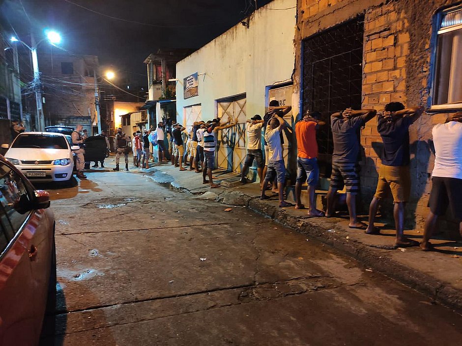 Festa com 2 mil e encerrada e policia e recebida com tiros em Salvador