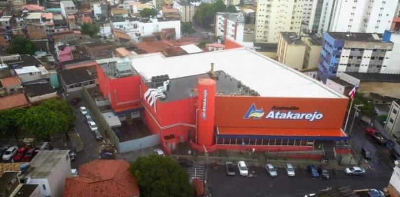 Imagens mostram momento de tio e sobrinho sendo agredidos por segurancas de supermercado veja video