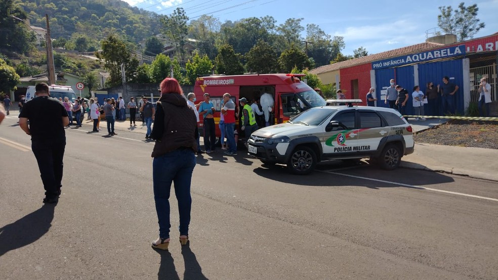 Jovem invade escola e mata tres criancas e duas funcionarias com facao em Santa Catarina