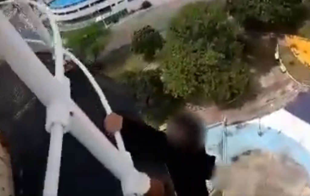 Jovens se arriscam ao se pendurarem em farol da Zona Sul de Aracaju veja video