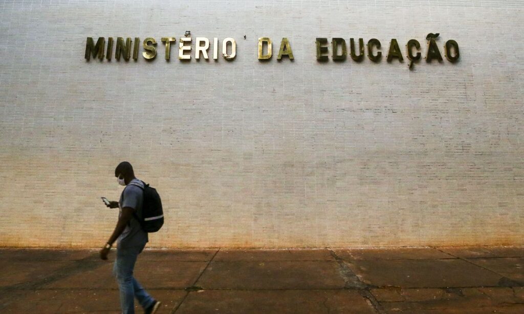 MEC faz apelo a Paulo Guedes e admite nao ter dinheiro para pagar Enem e bolsas de 92 mil pesquisadores