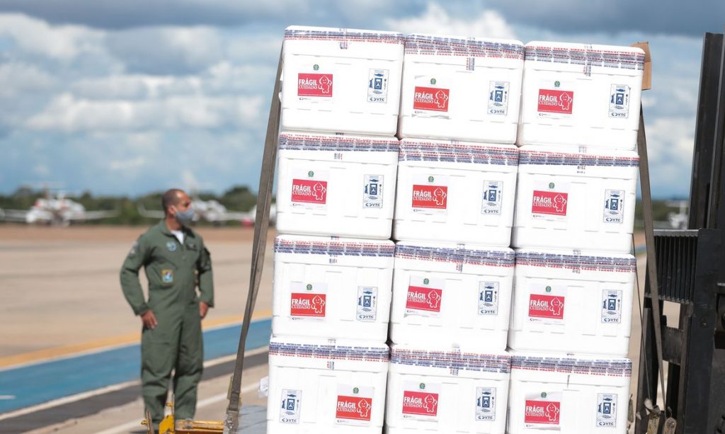 Ministerio da Saude anuncia vacinacao de portuarios e aeroviarios