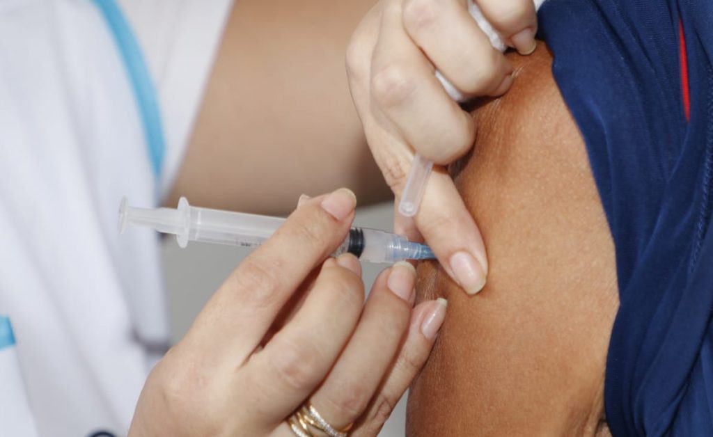 Ministerio da Saude autoriza vacinacao de todos os brasileiros acima de 18 anos