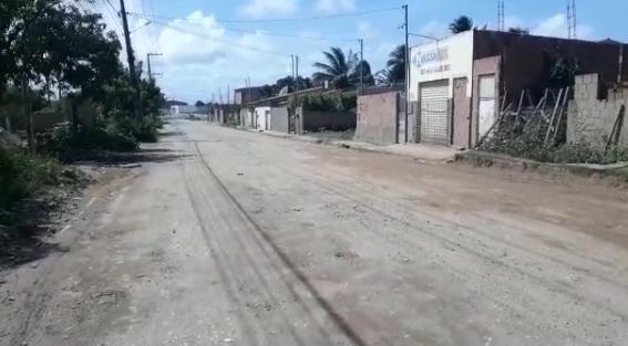 Moradores denunciam atraso na conclusão do recapeamento na Avenida Alexandre Alcino no Santa Maria; veja vídeo 1 Moradores denunciam atraso na conclusao do recapeamento na Avenida Alexandre Alcino no Santa Maria