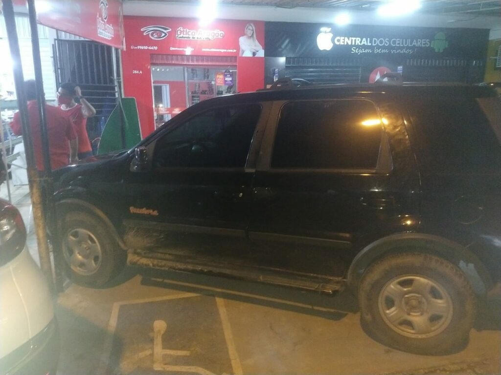 Motorista embriagado invade calcada e atinge supermercado na Aruana