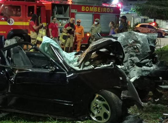 Motorista fica preso as ferragens em acidente grave na Zona Sul de Aracaju