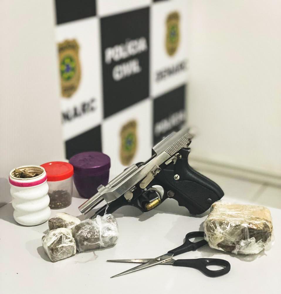 Mulher e presa com maconha e arma em condominio na Barra dos Coqueiros