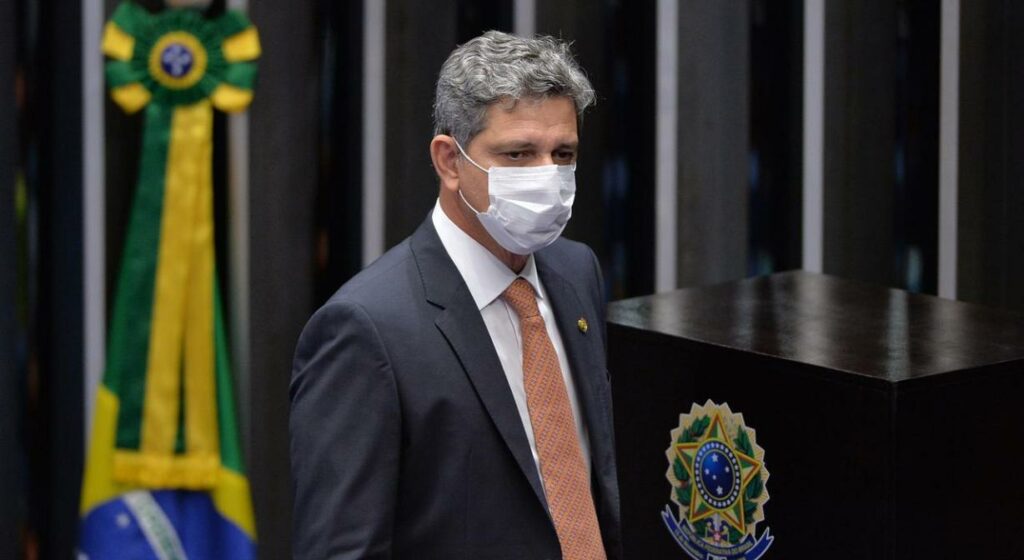 Nao adianta a pirotecnia para esconder a responsabilidade de Bolsonaro diz Rogerio Carvalho sobre mortes por covid 19 no Brasil