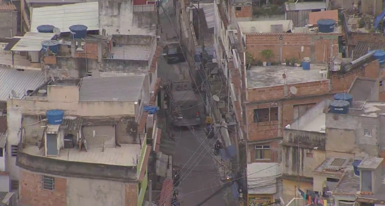 Operacao policial contra trafico de drogas deixa ao menos 25 pessoas mortas no RJ