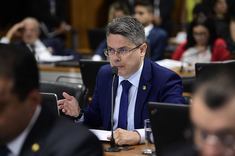Pazuello parece esperar medalha pelo desempenho na Saude diz Alessandro Vieira