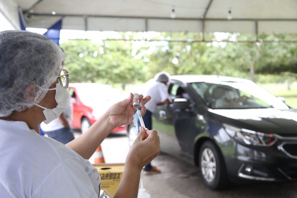 Pessoas com comorbidades a partir dos 18 anos comecam a ser vacinadas contra covid 19 em Aracaju