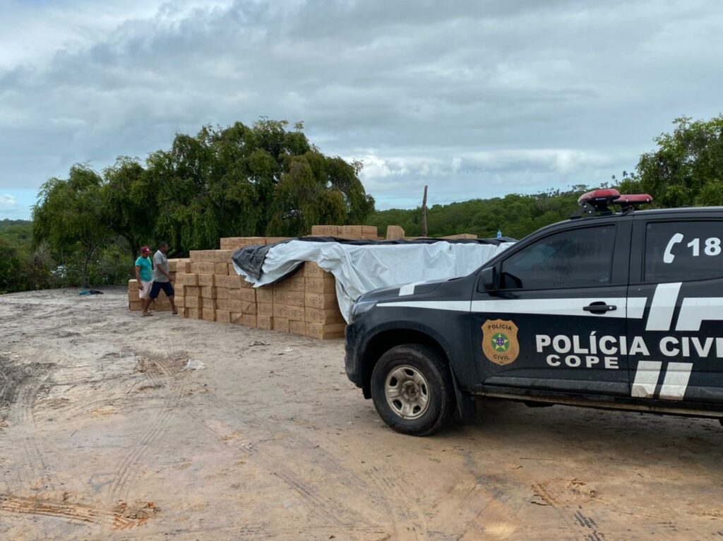 Policia apreende carga de cigarros contrabandeada em embarcacoes em Indiaroba