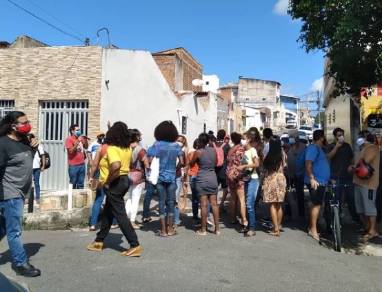 Populares fazem vigilia em frente a delegacia pela liberdade de sete presoas presas na desocupacao Joao Mulungu veja videos