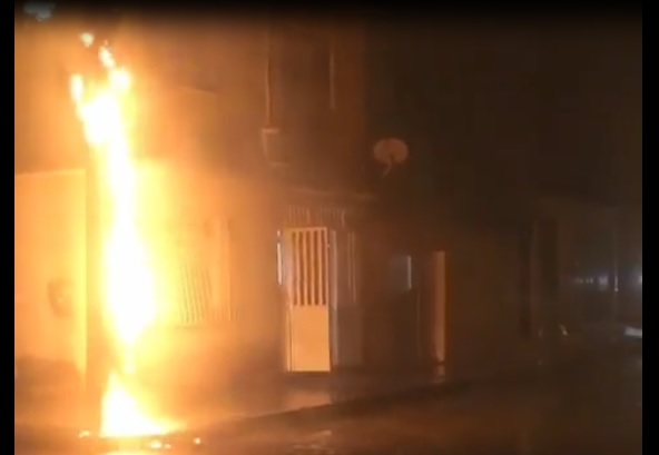 Poste pega fogo no bairro Bugio em Aracaju veja video