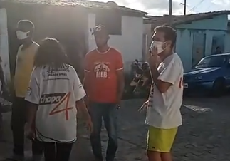 Prefeitura de Aracaju e acusada de colocar pertences de familias da ocupacao Joao Mulungu no meio da rua veja video1