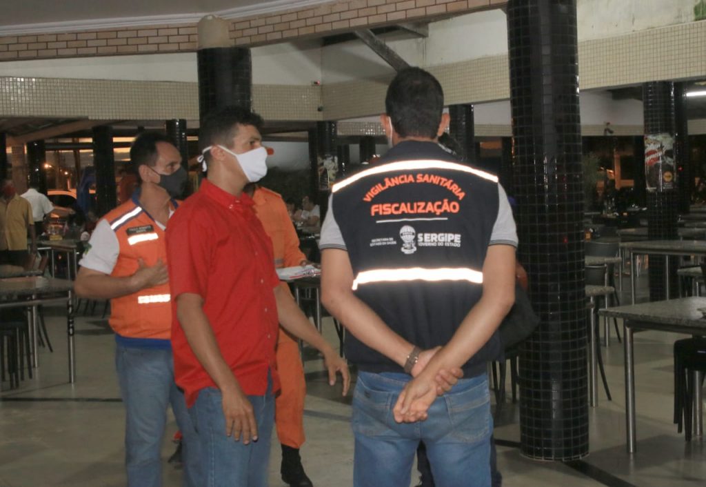 Restaurante e autuado por desobedecer medidas restritivas contra covid 19 na Orla Sul de Aracaju