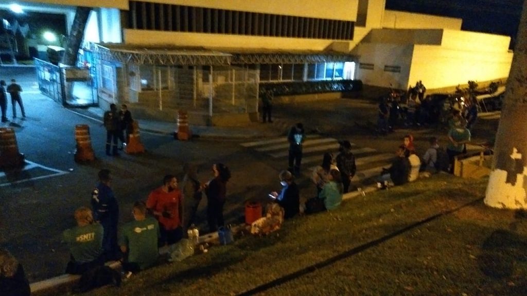 Rodoviarios de tres empresas paralisam atividadesprofissionais sao contra parcelamento de salarios e denunciam suposta falta de pagamento do FGTS