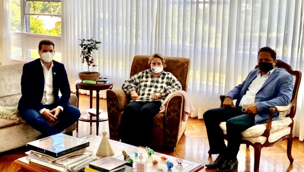 Senadora Maria do Carmo recebe parlamentares em apoio a aprovacao do piso nacional de enfermeiros