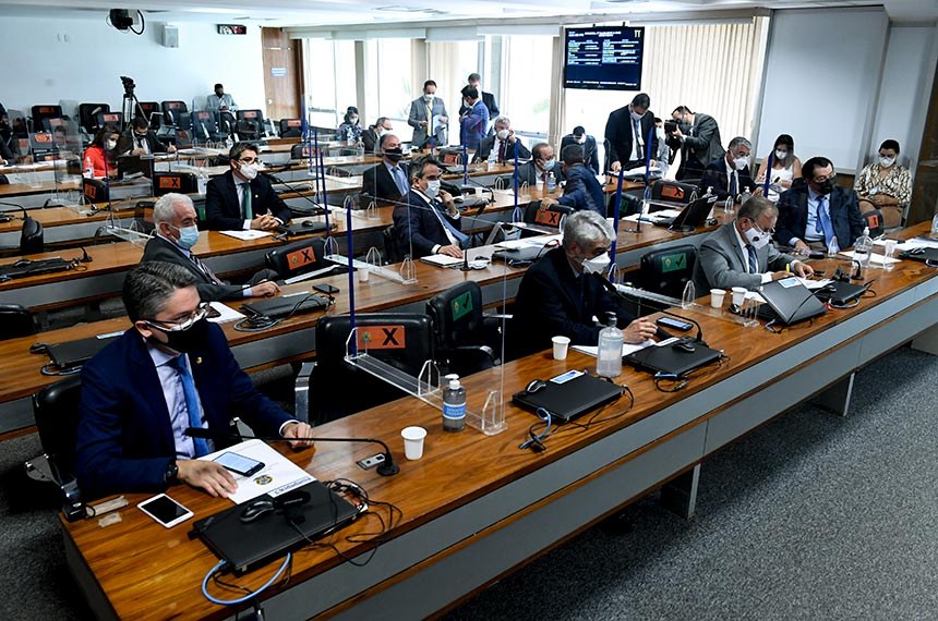 Senadores aprovam convocacao de nove governadores para deporem na CPI da Covid