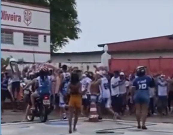 Torcedores do Confianca provocam aglomeracoes na porta do campo do Sergipe apos partida veja video